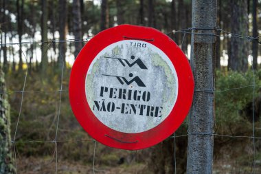 Giriş yasağı tabelası. Portekizliler tehlikeli atış uyarısı girmeyin.