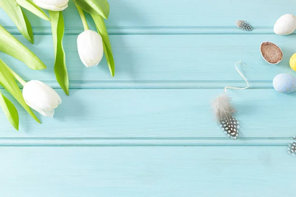 Fondo Pascua Con Huevos Azules Blancos Caja Madera Tulipanes Blancos — Foto de Stock