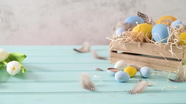 Huevos Azules Blancos Pascua Caja Madera Tulipanes Blancos — Vídeo de stock