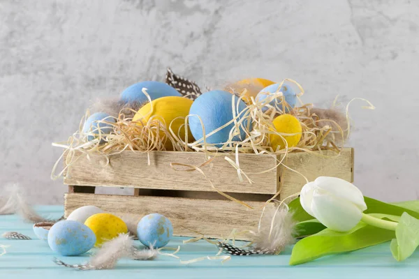 Huevos Azules Blancos Pascua Caja Madera Tulipanes Blancos — Foto de Stock