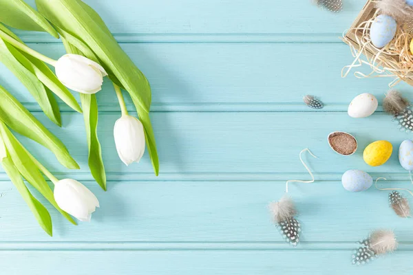 Fondo Pascua Con Huevos Azules Blancos Caja Madera Tulipanes Blancos — Foto de Stock