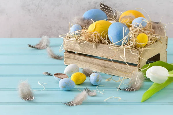 Huevos Azules Blancos Pascua Caja Madera Tulipanes Blancos — Foto de Stock