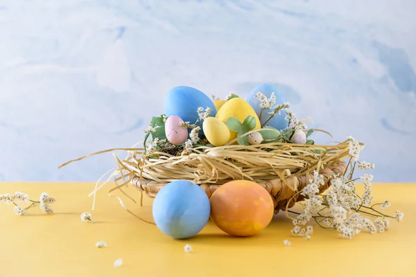 Huevos Pascua Nido Sobre Fondo Azul Mesa Amarilla — Foto de Stock