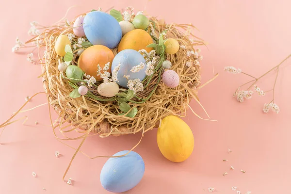 Huevos Pascua Nido Sobre Fondo Rosa — Foto de Stock