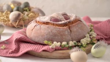 Tahta masanın üstünde yumurta olan Paskalya folar..