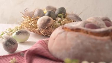 Tahta masanın üstünde yumurta olan Paskalya folar..