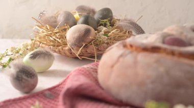 Tahta masanın üstünde yumurta olan Paskalya folar..