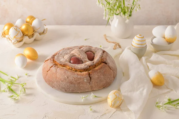 Traditioneller Portugiesischer Osterkuchen Eier Auf Den Ostertisch Legen Blütenblumen Und — Stockfoto