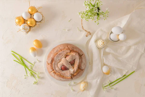 Gâteau Pâques Portugais Traditionnel Folar Avec Des Œufs Sur Table — Photo