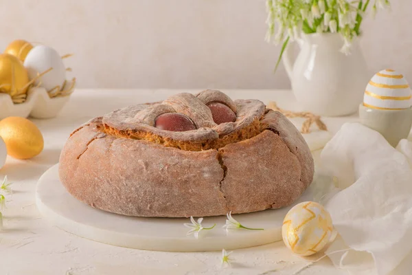 Gâteau Pâques Portugais Traditionnel Folar Avec Des Œufs Sur Table — Photo