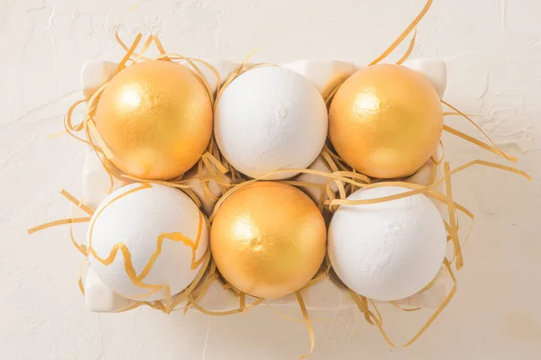 Закрыть Золотые Белые Пасхальные Яйца Белым Цветком Ярко Белом Фоне — стоковое фото