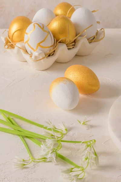 Закрыть Золотые Белые Пасхальные Яйца Белым Цветком Ярко Белом Фоне — стоковое фото