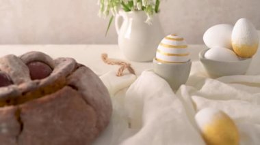 Portekiz geleneksel paskalya pastası. Paskalya masasında yumurtalı folar. Çiçekler ve renkli boyanmış yumurtalar.