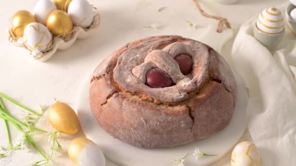 葡萄牙传统的复活节蛋糕 在东方桌上放着鸡蛋的果肉 花和彩绘的彩蛋 — 图库视频影像