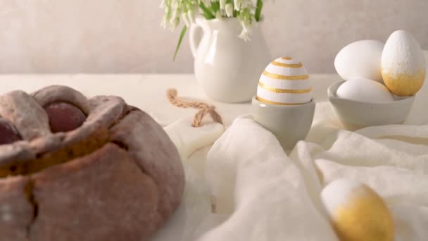 Portugese Traditionele Paastaart Folar Met Eieren Paastafel Bloesembloemen Kleurrijke Beschilderde — Stockvideo