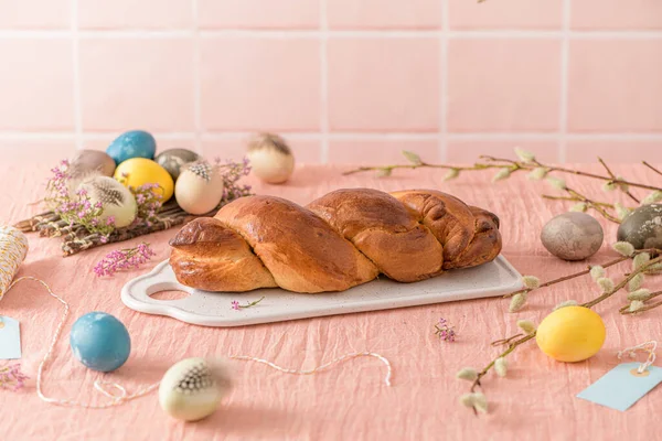 葡萄牙传统的复活节蛋糕 在东方桌上放着鸡蛋的果肉 花和彩绘的彩蛋 — 图库照片