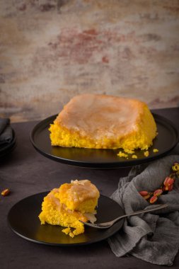 Vizela 'dan Portekiz usulü kek Bolinhol, tabakta servis edilir. Mutfak tezgahında..