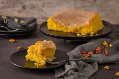 Vizela 'dan Portekiz usulü kek Bolinhol, tabakta servis edilir. Mutfak tezgahında..