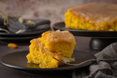 Vizela 'dan Portekiz usulü kek Bolinhol, tabakta servis edilir. Mutfak tezgahında..