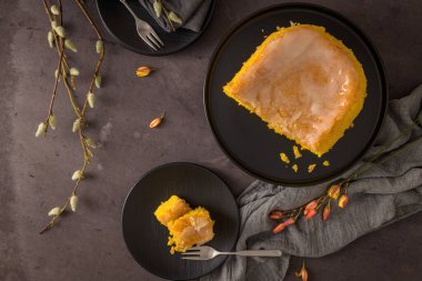 Vizela 'dan Portekiz usulü kek Bolinhol, tabakta servis edilir. Mutfak tezgahında..