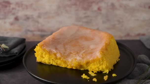 来自维泽拉的葡萄牙海绵蛋糕 放在盘子里吃 厨房台面 — 图库视频影像