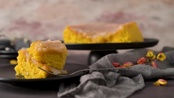 Portugese Spons Cake Bolinhol Uit Vizela Geserveerd Een Bord Aanrecht — Stockvideo