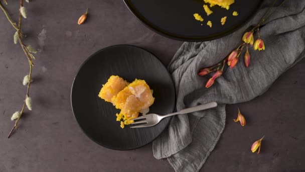 来自维泽拉的葡萄牙海绵蛋糕 放在盘子里吃 厨房台面 — 图库视频影像