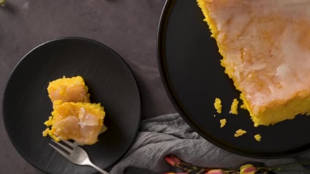 Portugese Spons Cake Bolinhol Uit Vizela Geserveerd Een Bord Aanrecht — Stockvideo