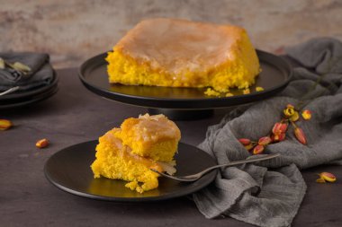 Vizela 'dan Portekiz usulü kek Bolinhol, tabakta servis edilir. Mutfak tezgahında..