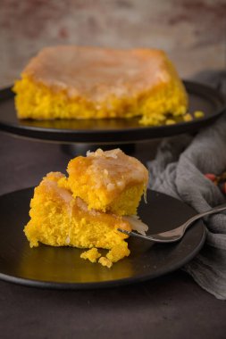 Vizela 'dan Portekiz usulü kek Bolinhol, tabakta servis edilir. Mutfak tezgahında..