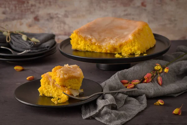 Vizela 'dan Portekiz usulü kek Bolinhol, tabakta servis edilir. Mutfak tezgahında..