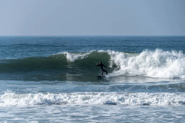 Surfer Riding Waves Furadouro Beach Portugal Men Catching Waves Ocean — Stok fotoğraf