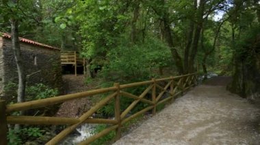 Portekiz 'in Ovar belediyesindeki Ara ve Maceda kiliselerini bölen Estanislau çeşme parkı ve Lourido nehrinin çevresini çevreleyen manzara.