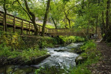 Portekiz 'in Ovar belediyesindeki Ara ve Maceda kiliselerini bölen Estanislau çeşme parkı ve Lourido nehrinin çevresini çevreleyen manzara.