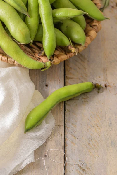 Frische Und Rohe Grüne Saubohnen Auf Holztisch — Stockfoto