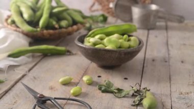 Tahta masada taze ve çiğ yeşil fasulye..