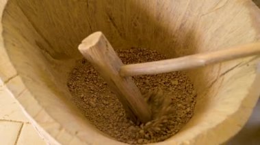 AMARANTE, PORTUGAL - 30 Nisan 2022 'de Portekiz' in Amarante şehrinde, Amarante şehrinde, ahşap bir çivi kullanarak, kilin elle öğütülmesini gerçekleştirir..