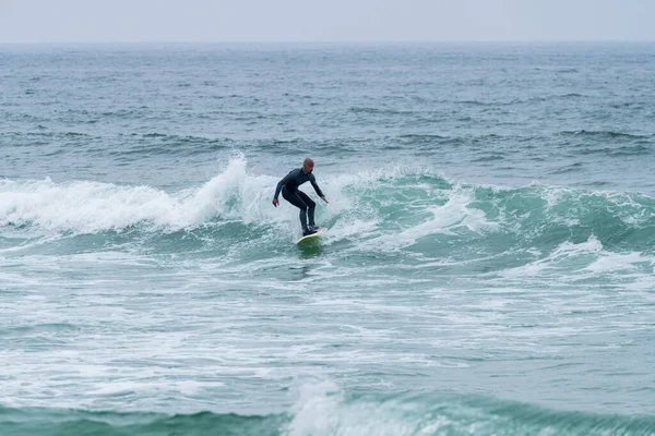 Surfer Riding Waves Soft Board Furadouro Beach Portugal Men Catching — Stockfoto