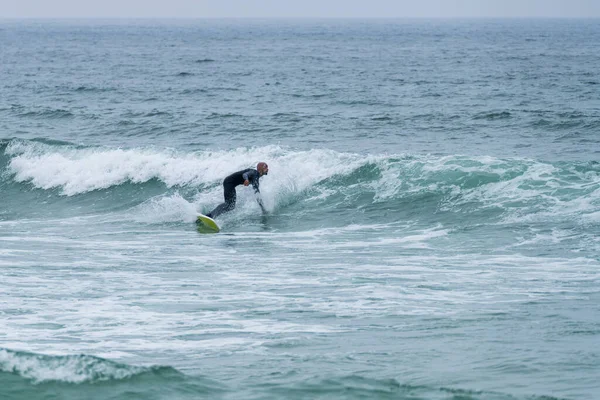 Surfer Riding Waves Soft Board Furadouro Beach Portugal Men Catching — Zdjęcie stockowe