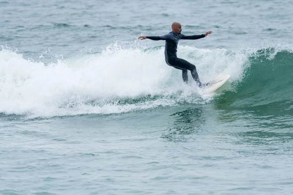 Surfař Koni Vlny Měkkým Prknem Furadouro Beach Portugalsko Muži Chytají — Stock fotografie