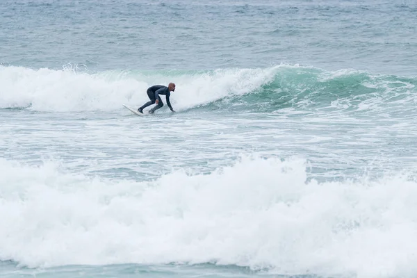Fale Surfingowe Miękką Deską Plaży Furadouro Portugalii Mężczyźni Łapią Fale — Zdjęcie stockowe