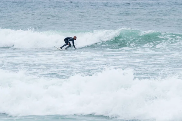 Surfař Koni Vlny Měkkým Prknem Furadouro Beach Portugalsko Muži Chytají — Stock fotografie