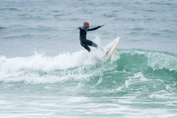 Surfer Ιππασία Κύματα Μια Μαλακή Σανίδα Στην Παραλία Furadouro Πορτογαλία — Φωτογραφία Αρχείου