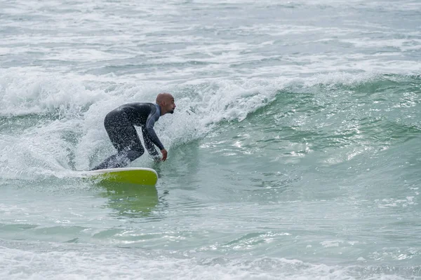 Surfař Koni Vlny Měkkým Prknem Furadouro Beach Portugalsko Muži Chytají — Stock fotografie