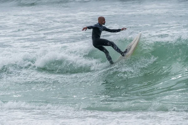Surfer Riding Waves Soft Board Furadouro Beach Portugal Men Catching — Stockfoto