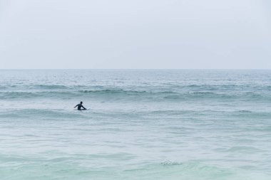 Furadouro sahilinde dalgaları bekleyen sörfçü kız, Ovar - Portekiz.