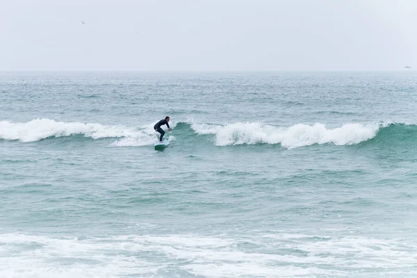 Surfer Girl Riding Wave Soft Board Furadouro Beach Ovar Portugal — Foto Stock