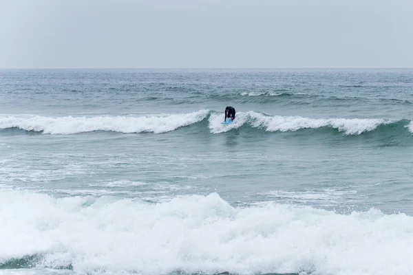 Surfer Girl Riding Wave Soft Board Furadouro Beach Ovar Portugal — Stock fotografie