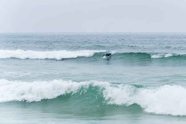 Surfer Girl Riding Wave Soft Board Furadouro Beach Ovar Πορτογαλία — Φωτογραφία Αρχείου