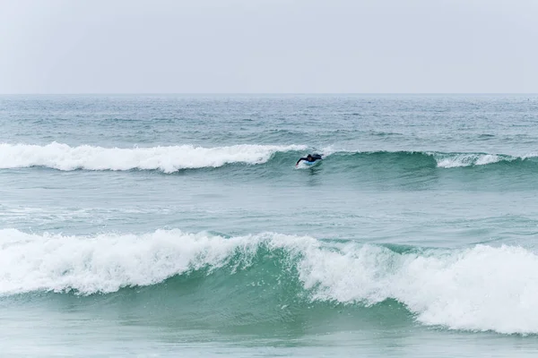 Surfer Girl Riding Wave Soft Board Furadouro Beach Ovar Portugal — Stock fotografie